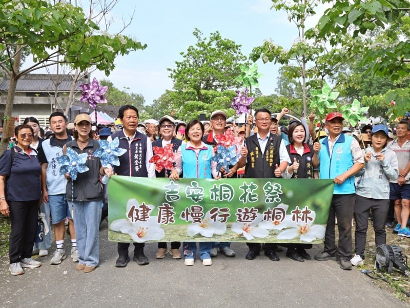 吉安桐花祭單日吸引三千遊客「賞桐趣」 游淑貞伴全國老幼鄉親漫遊客庄風情